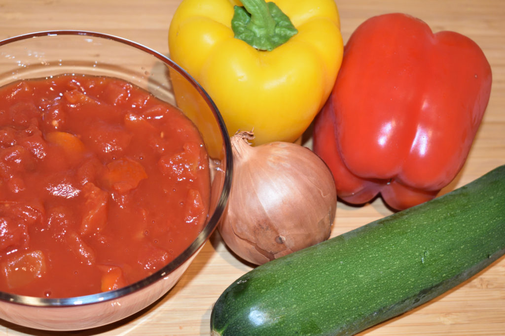 Mit guten Zutaten fängt alles an | Paprika, Zwiebeln, Zucchini, gehackte Tomaten und eine knappe halbe Stunde Zeit - mehr braucht es nicht für diese leckere Gemüsesuppe!