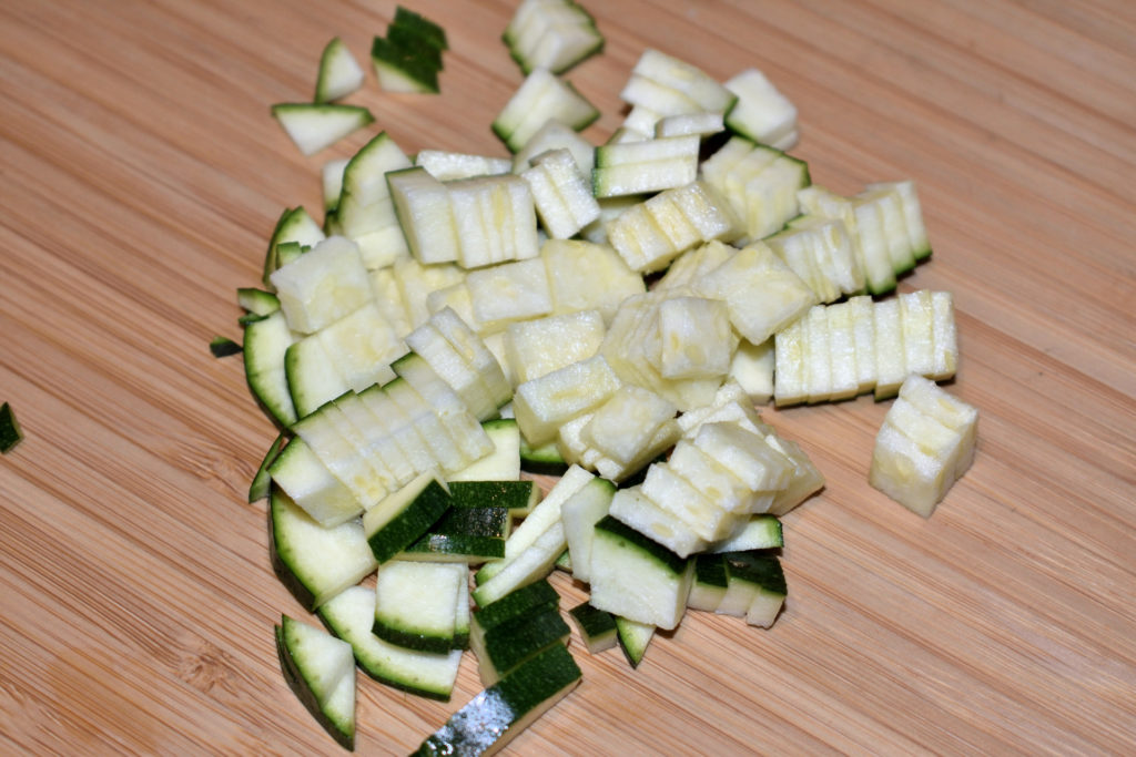 Zucchinis einfach würfeln - Schritt 3/3 | Zum Schluss folgt eine 90-Grad-Drehung und nach ein paar weiteren Schnitten hast Du perfekte Würfel. :-) Jetzt nimmst Du Dir den nächsten Turm vor... und so weiter.