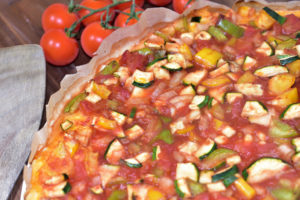 Pizza Ratatouille - das ist leckeres Gemüse in Tomatensauce auf einem luftig-leichten Hefeteigboden 'american style' - ungewöhnlich und außergewöhnlich lecker!