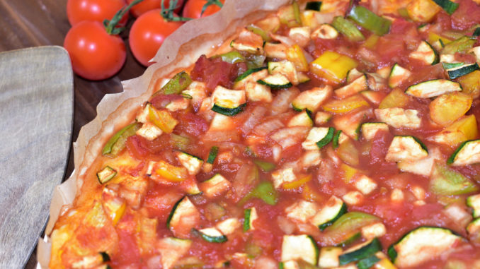 Pizza Ratatouille - das ist mediterranes Gemüse in Tomatensauce auf einem luftig-leichten Hefeteigboden 'american style' - unbedingt nachbacken!