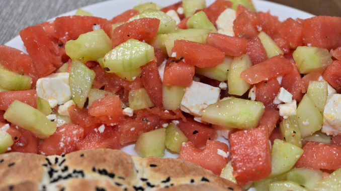 Melonen-Feta-Salat Ein Sommersalat zum Verlieben - erfrischende Wassermelone trifft auf salzigen Fetakäse. Perfekt für jede Grillparty und als kleiner Snack unterwegs.