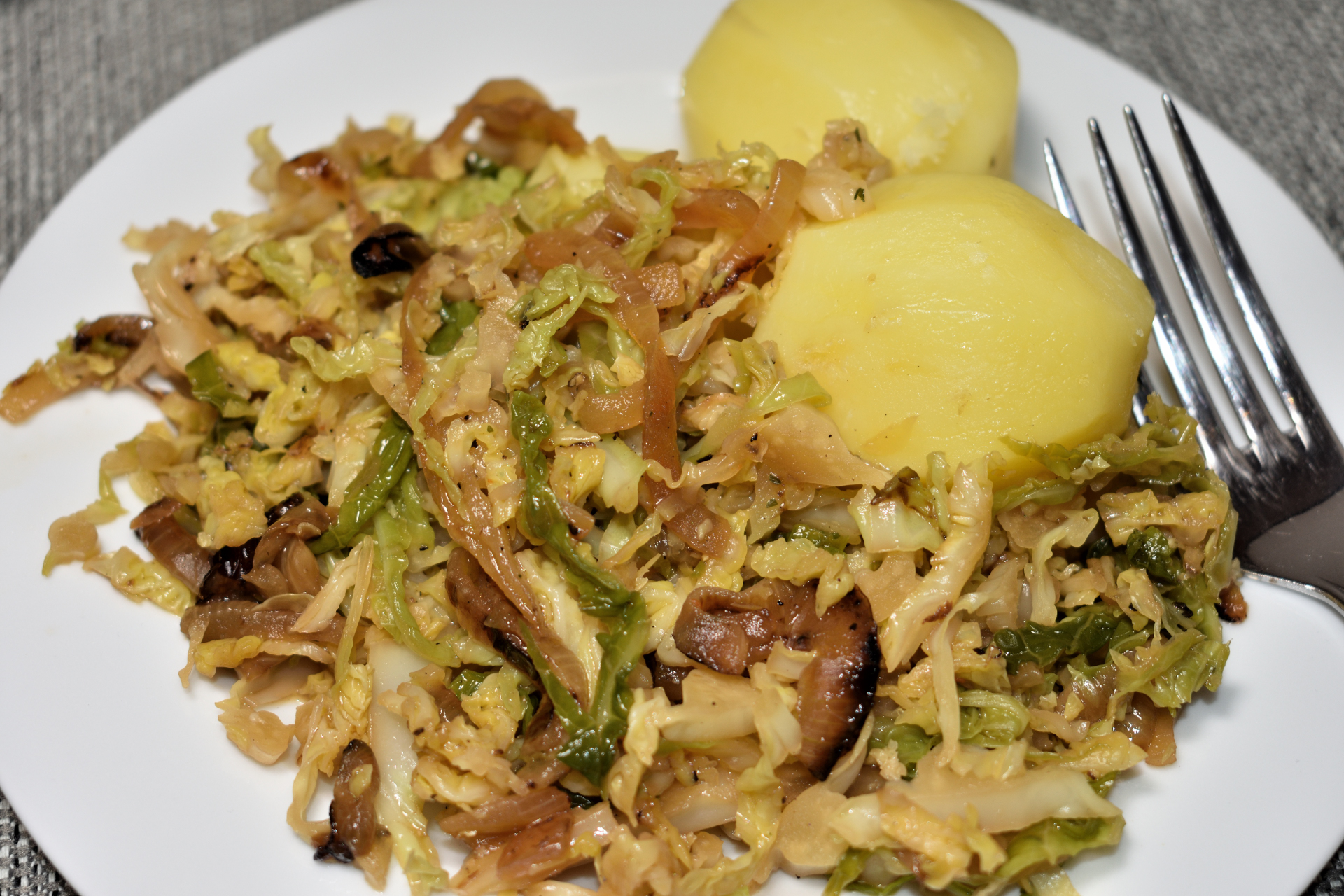 Wirsing-Zwiebel-Pfanne mit Kartoffeln | Veggie Tobi