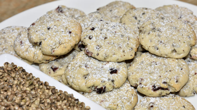 Hanftaler mit Cranberries Be happy - mit meinen süßen Hanftalern kannst Du Stück für Stück pures Glück genießen. Cranberries verleihen diesen Plätzchen ihr besonderes, leicht fruchtig-herbes Aroma.