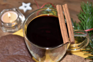 Mit einem Glas heißen Glühwein und ein paar Lebkuchen gemütlich auf dem Sofa vor einem offenen Kamin entspannen - so schön kann die kalte Jahreszeit sein!