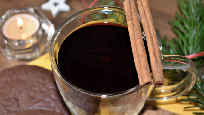 Mit einem Glas heißen Glühwein und ein paar Lebkuchen gemütlich auf dem Sofa vor einem offenen Kamin entspannen - so schön kann die kalte Jahreszeit sein!