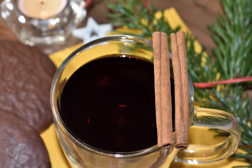 Das erste Gläschen Glühwein... | Heiß und tiefrot, dazu ein leichter Duft nach Gewürzen (den ich Dir durch das Foto leider nicht vermitteln kann). Lass Dir Deinen selbstgemachten Glühwein schmecken! :-)