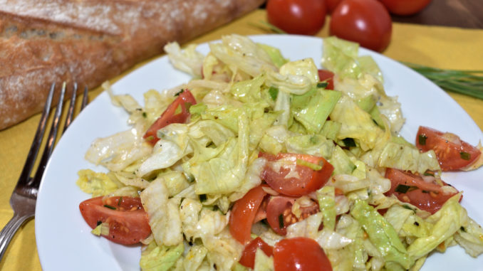 Eisbergsalat mit Cocktailtomaten Knackig frischer Eisbergsalat mit einer fruchtigen Zitronennote im Dressing - da wird jeder Mümmelmann neidisch... ;-)