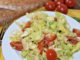 Knackig frischer Eisbergsalat mit einer fruchtigen Zitronennote im Dressing - da wird jeder Mümmelmann neidisch... ;-)