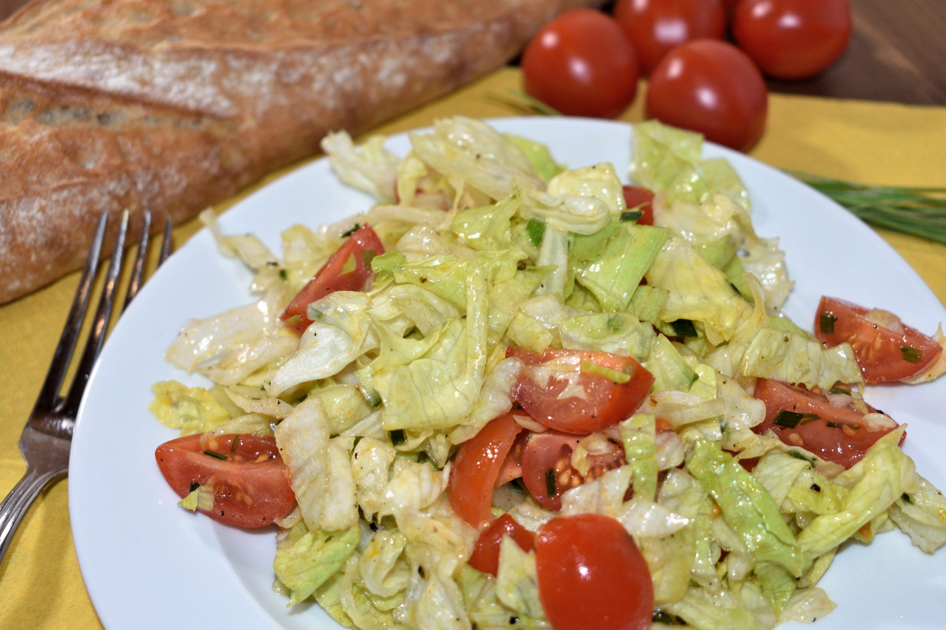 Klassischer Eisbergsalat mit Cocktail-Tomaten | Veggie Tobi