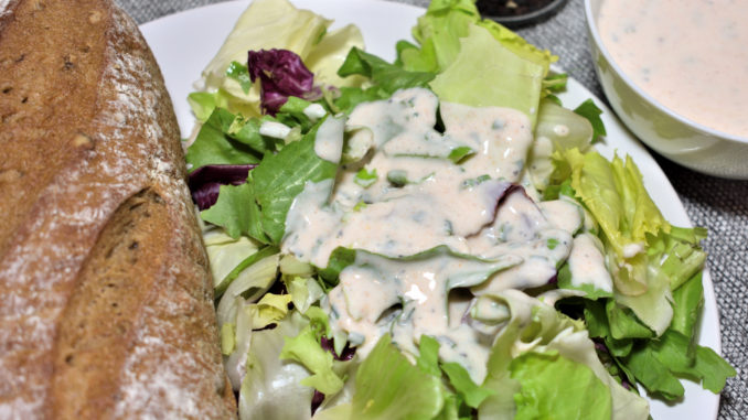 Damit peppst Du jeden Salat auf: Mein frisches Joghurt-Dressing mit einem Spritzer Zitronensaft macht aus fadem Grünzeug eine echt leckere Beilage!