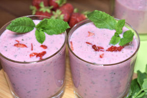 Ein köstlicher Buttermilch-Shake für heiße Sommertage, der zu jeder Jahreszeit die Sonne scheinen lässt - fruchtige Erdbeeren und frische Pfefferminz. Mmmh...