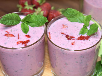 Ein köstlicher Buttermilch-Shake für heiße Sommertage, der zu jeder Jahreszeit die Sonne scheinen lässt - fruchtige Erdbeeren und frische Pfefferminz. Mmmh...