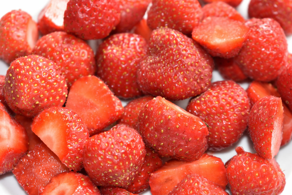 Schnippelarbeit: Erdbeeren | Schneide die Erdbeeren in etwa gleich große Teile; daraus musst Du aber keine Wissenschaft machen, der Stabmixer erledigt das später schon...