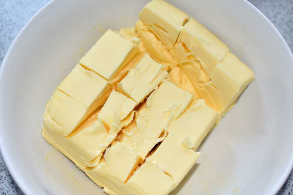 Vorbereitung ist alles - Butter | Schneide die kühlschrank-kalte Butter in Stücke und erhitze sie fünf MInuten bei 250 Watt in der Mikrowelle. Dann hat sie die perfekte Konsistenz.