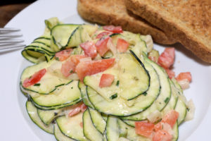Klassische Hausmannskost oder hippes Trend-Food? Ganz klar: Zucchinis können beides! Das mediterrane Gemüse mal ganz anders als knackiger Salat mit frischem Joghurtdressing. Probier's aus!