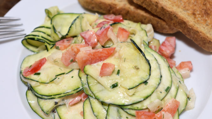 Knackiger Zucchini-Salat mit Joghurt-Honig-Dressing Klassische Hausmannskost oder hippes Trend-Food? Ganz klar: Zucchinis können beides! Das mediterrane Gemüse mal ganz anders als knackiger Salat mit frischem Joghurtdressing. Probier's aus!