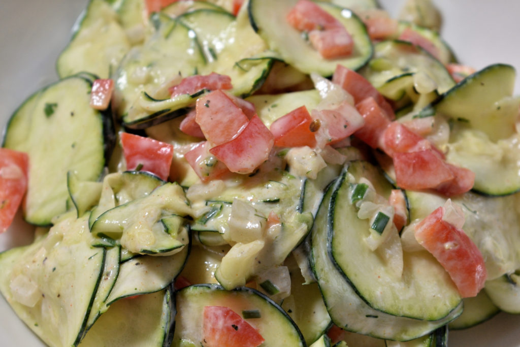 Zucchini-Salat und Joghurtdressing (Serviervorschlag) | Besonders lecker schmeckt der Salat, wenn Du ihn leicht gekühlt servierst.