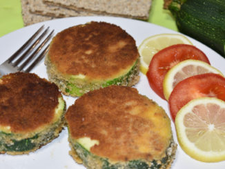 Geht schnell, ist knusprig-kross und hat weniger Kalorien als man auf den ersten Blick vermuten mag - meine panierten Zucchini. Ideal als Vorspeise, kleiner Snack zwischendurch oder mit einer Beilage als vollwertige Mahlzeit.