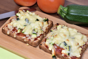 Italien mal anders - knusprig gebackenes Vollkorn-Toastbrot als Grundlage für sonnenverwöhnte Tomaten und knackige Zucchini. Einfach zum Reinbeißen lecker... oder wie wir Italiener sagen: Delizioso!