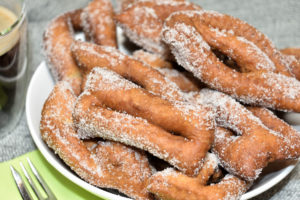 Räderkuchen (fränkische Flecken) sind nicht nur ein tolles Karnevalsgebäck für Groß und Klein. Auch als süßes Fingerfood auf jeder Party oder einfach so zum Kaffee passt das Siedegebäck perfekt.