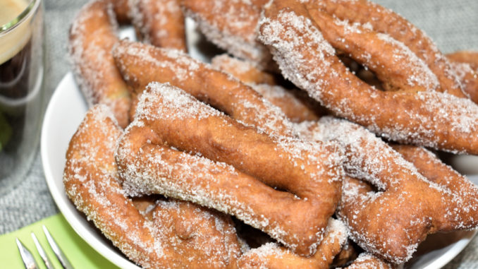 Räderkuchen (fränkische Flecken) sind nicht nur ein tolles Karnevalsgebäck für Groß und Klein. Auch als süßes Fingerfood auf jeder Party oder einfach so zum Kaffee passt das Siedegebäck perfekt.