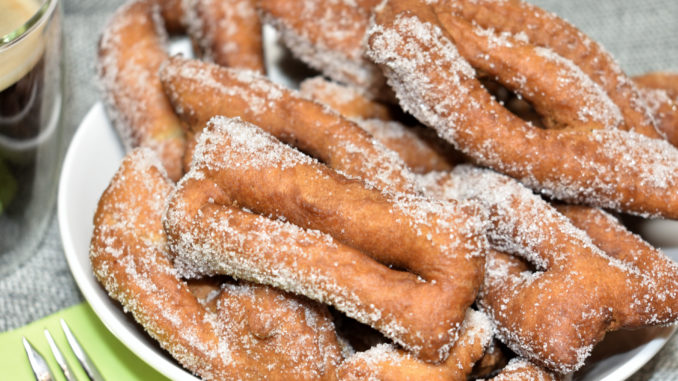 Knuspriger Räderkuchen (fränkische Flecken) Räderkuchen (fränkische Flecken) sind nicht nur ein tolles Karnevalsgebäck für Groß und Klein. Auch als süßes Fingerfood auf jeder Party oder einfach so zum Kaffee passt das Siedegebäck perfekt.