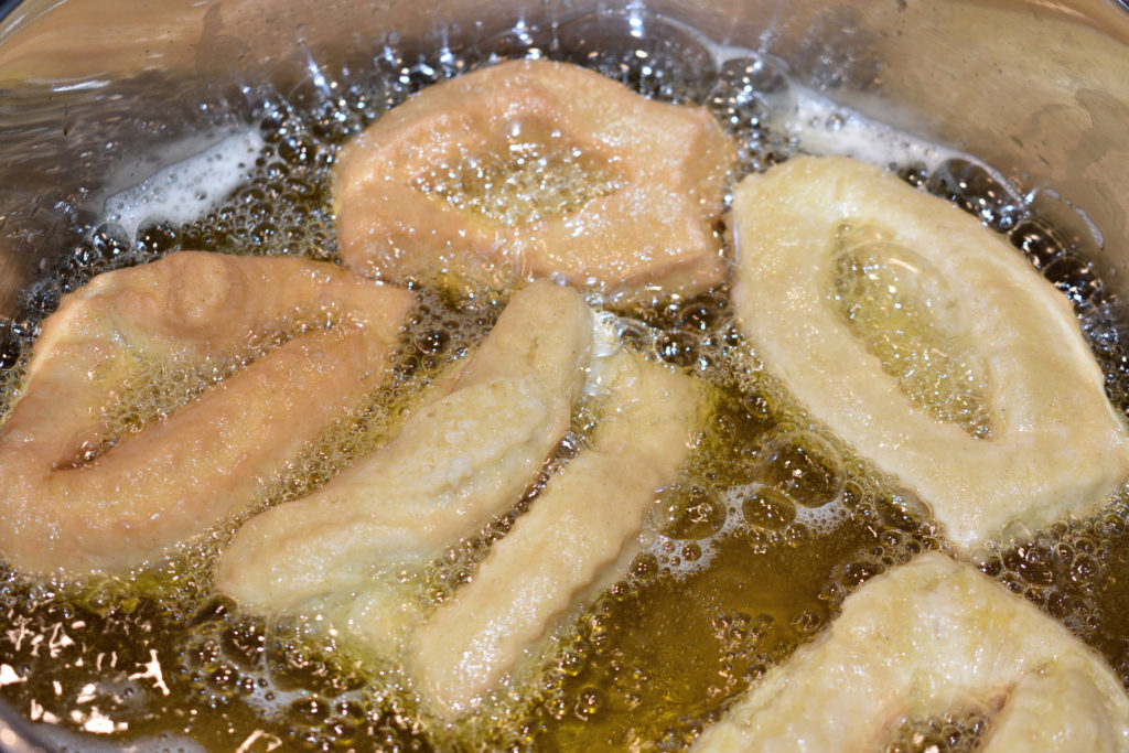 Flecken richtig frittieren - 4/5 | Die Räderkuchen gehen im heißen Butterschmalz schnell auf. Bitte bleib beim Ausbacken immer dabei stehen - sonst werden die Flecken zu dunkel und verbrennen.