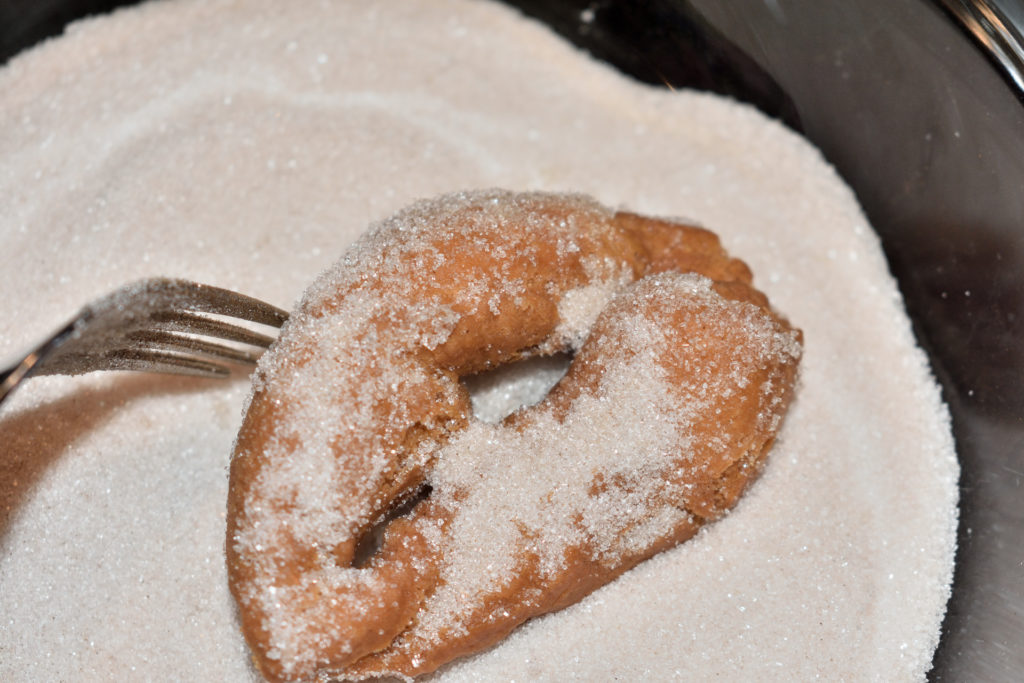 Der krönende Abschluss... | Ein Flecken wäre kein anständiger Räderkuchen ohne gleich nach dem Ausbacken in Zimtzucker gewälzt zu werden. Überschüssigen Zucker leicht abklopfen.