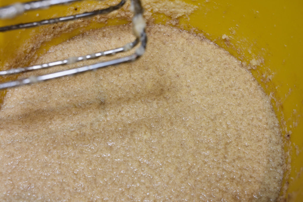 Teig für Räderkuchen zubereiten - 2/5 | Die Zutaten gut aufschlagen, bis eine schaumige, leicht grieselige Masse entsteht. Die Zuckerkristalle sollten sich alle aufgelöst haben, dann ist sie perfekt.