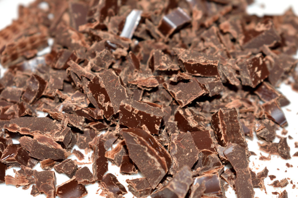 Geraspelte Schokolade | Ob Du es nun schneiden, raspeln oder hacken nennst - das Endergebnis sollte ungefähr so aussehen: Kleine Schokostückchen.