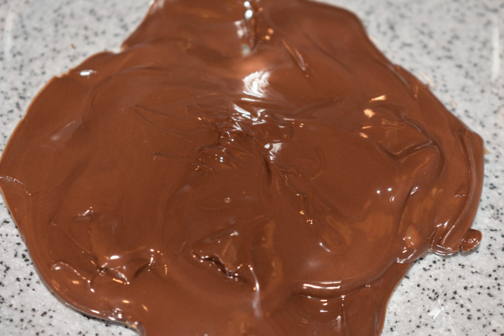 Geschmolzene Schokolade | Das Schmelzen von Schokolade gelingt am besten in der Mikrowelle - etwas Geduld vorausgesetzt. Bei einer Leistung von max. 450 Watt und mehrfachem Umrühren erzielst Du nach ein paar Minuten tolle Ergebnisse.