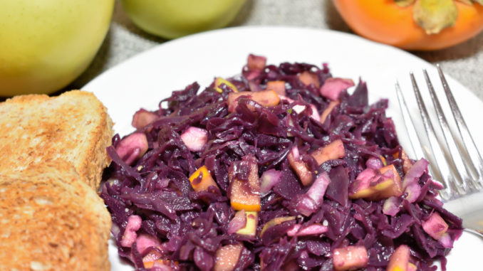 Rotkohl ist nicht nur eine prima Beilage, sondern macht sich auch großartig als Grundlage für köstliche Salate. Hier mal zusammen mit fein säuerlichen Apfel- und süßen Kakistückchen. Dazu gibt's Toast...