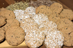 Davon wirst Du zwar nicht high, aber bestimmt glücklich! Meine Marihu... ähem Hanf-Cookies sind mit viel Liebe und guter Schokolade gemacht.