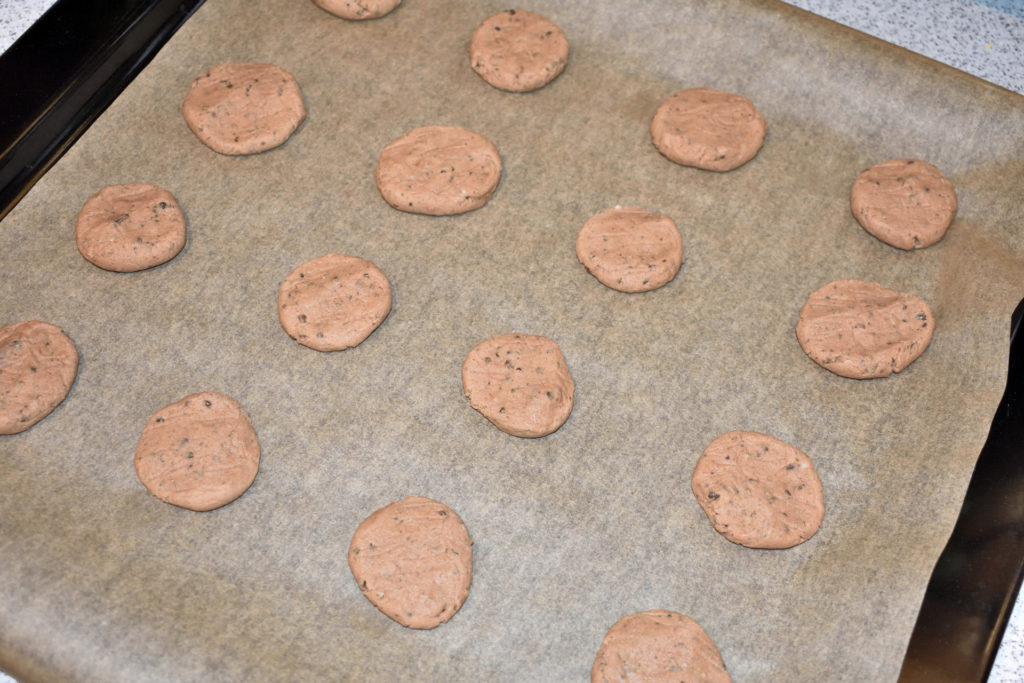 Schoko-Hanf-Cookies - So kriegst Du sie gebacken... 3/5 | Achte auf etwas Abstand der Plätzchen zueinander. Nach dem ersten gebackenen Blech kannst Du mutiger werden und noch eine fünfte Reihe anlegen.