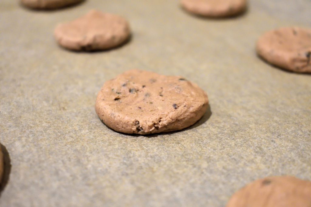 Schoko-Hanf-Cookies - So kriegst Du sie gebacken... 4/5 | Ungefähr einen halben Zentimeter dick sollten die Rohlinge werden. Arbeite einfach frei nach Gefühl, ein Lineal brauchst Du nicht ansetzen.