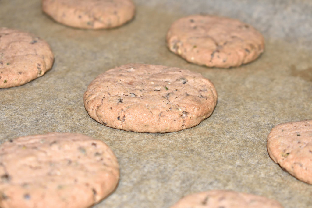 Schoko-Hanf-Cookies - So kriegst Du sie gebacken... 5/5 | Ganz leicht gebräunt, das genügt auch schon. So bleiben die Cookies zart und lange haltbar.
