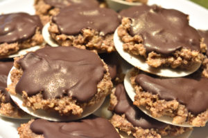 Diese Lebkuchen lassen nicht nur die Augen aller Naschkatzen funkeln, die glitzern bereits auf dem Teller. Ein toller Geschenktipp im Winter! ⭐️