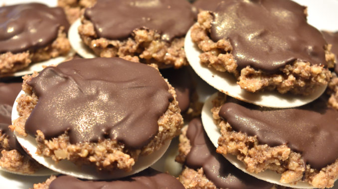 Glitzer-Lebkuchen Diese Lebkuchen lassen nicht nur die Augen aller Naschkatzen funkeln, die glitzern bereits auf dem Teller. Einfach das Höchste für jeden Lebkuchen-Junkie! ⭐️