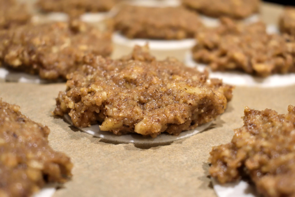 Lebkuchen backen - so wird's gemacht (2/3) | Auf jede Oblate gehört etwa ein Zentimeter Teig. Schließlich sollen die Lebkuchen nach dem Backen schön saftig bleiben und nicht zu harten Keksen werden.