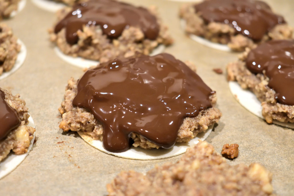 Lebkuchen backen - so wird's gemacht (3/3) | Überziehe die Lebkuchen nach dem Backen gleich auf dem Blech mit Schokoglasur, das spart Zeit. Pro Lebkuchen habe ich einen Teelöffel Schokolade verwendet.