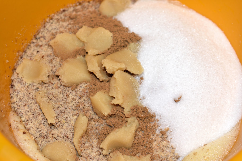 Der Lebkuchenteig - das gehört rein | Hier siehst Du alle Zutaten für perfekte Lebkuchen auf einen Blick. Jetzt ist Kneten angesagt (und das machst Du am besten per Hand).