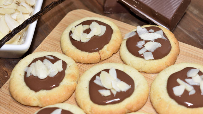 Vanilletaler - eine süße Währung... damit lässt sich jeder gerne bezahlen: Zarte Plätzchen aus hellem Teig mit jeder Menge Mandeln, doppelter Vanillenote und Schokolade!