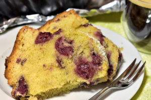 Fruchtige Sauerkirschen treffen in einem luftigen Rührteig auf echte Bourbon-Vanille. Da ist ein Stück Kuchen gar nicht genug... man will immer mehr! :-)