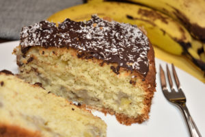 Wenn Bananen fliegen könnten, müsstest Du diesen Kuchen festbinden - ein unglaublich zarter Teig und knackige Schokolade warten darauf, von Dir vernascht zu werden...