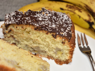 Wenn Bananen fliegen könnten, müsstest Du diesen Kuchen festbinden - ein unglaublich zarter Teig und knackige Schokolade warten darauf, von Dir vernascht zu werden...