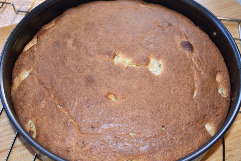 Raus aus dem Ofen! | Lass den Kuchen am besten eine Viertelstunde abkühlen, bevor Du die Form öffnest. Mit einem stumpfen Messer kannst Du bei Bedarf Festgebackenes von der Form lösen.