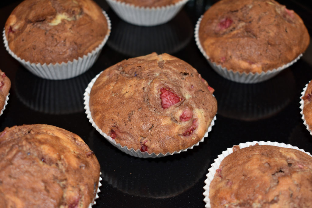 Die Muffins sind fertig! | So sollten die gebackenen Muffins aussehen - schön hochgebacken und nicht allzu braun. Dann schmecken sie am besten und bleiben lange saftig.