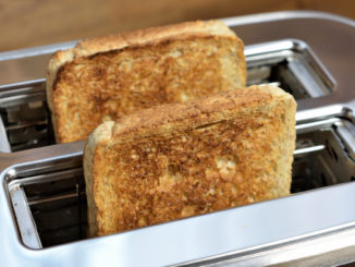 Eine Scheibe Toastbrot mit Margarine und selbstgemachter Erdbeermarmelade - mmh, dafür lasse ich alles andere stehen. Auch wenn das natürlich so seine Kalorien hat...