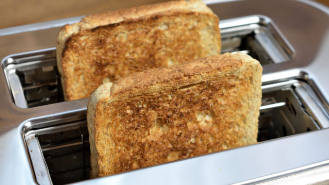 Der Toast ist fertig Eine Scheibe Toastbrot mit Margarine und selbstgemachter Erdbeermarmelade - mmh, dafür lasse ich alles andere stehen. Auch wenn das natürlich so seine Kalorien hat...