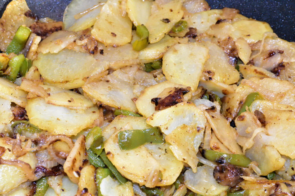 Lecker Bratkartoffeln - Zeit zum Genießen | Irgendwann macht sich die Mühe bezahlt und Deine Bratkartoffeln sehen so appetitlich aus - probier vor dem Servieren, ob sie auch wirklich gar sind.